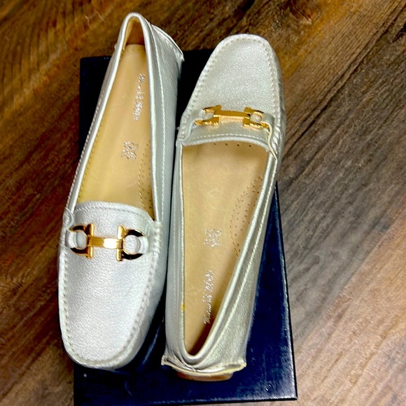 Silver buckle top women flats - Picture 6 of 6